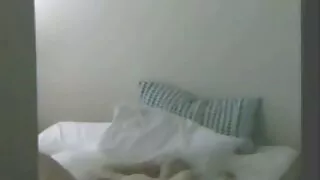 Anne oğlunu yakaladı ve ona yardım et sulu am sikmek