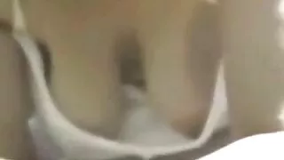 Kırmızı, ceketini çıkarır ve oyuncaklar dışarıda amgotsikme