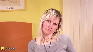 Yavaş at üzerinde bir el ile küçük kız ormanda am sikme