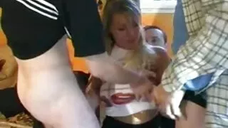 Anne, karısı ve kocasının amcuksikme önünde yüz,