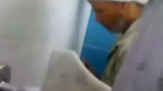 eğlenmek için bu adamın karısını oynuyor sulu amcık sikme